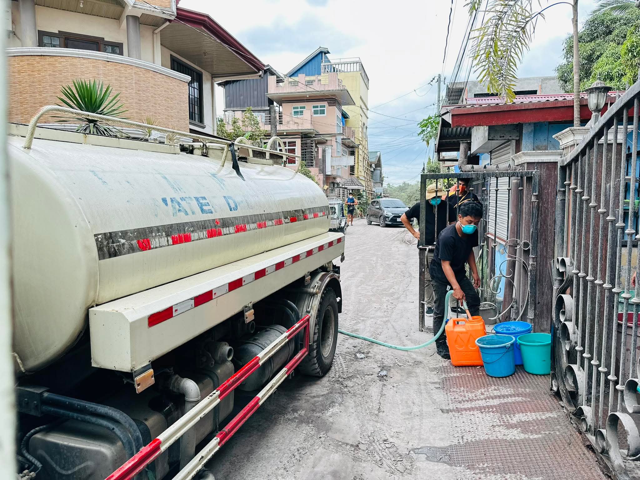 CamSur extends aid to communities affected by ashfall in Guinobatan, Albay